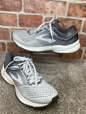 Brooks Launch 5 women’s gray running shoes sneakers size 8.5
